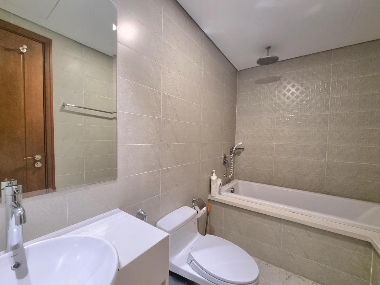 Landmark 1bed Bathtub